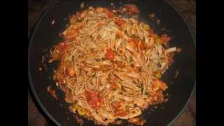 Pasta saus met tomaten en tonijn [upl. by Denyse]