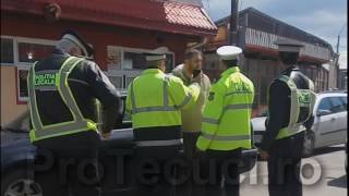 Poliţist local din Tecuci se doreşte justiţiar în stradă [upl. by Asiuqram]