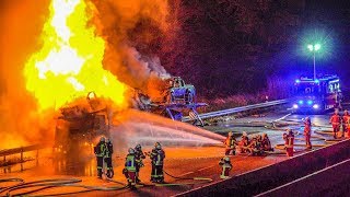 AUTOTRANSPORTER IM VOLLBRAND  FEUERWEHR im GROSSEINSATZ Flammen amp Explosionen LÖSCHARBEITEN [upl. by Dambro736]