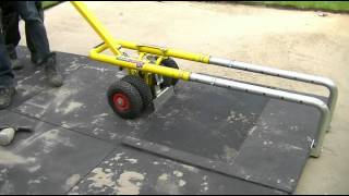 Aufheben transportieren und legen von 100x100cm Platten Terrasse herstellen [upl. by Zebada]