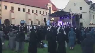 Monjas bailando el Sarri Sarri de Kortatu Bailemos hermanas [upl. by Ginevra122]