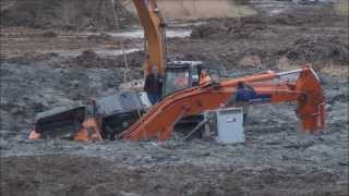 Graafmachines zakken weg in bouwput Sint Philipsland [upl. by Cordelia515]