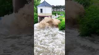 The tide in the creek was so strong that even the fishermen were panicking The tidal surge in t [upl. by Nylrats]