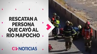 RESCATAN A HOMBRE que cayó al lecho del Río Mapocho  CHV Noticias [upl. by Yelsek]