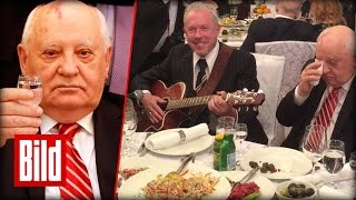 Gorbatschow singt für seine tote Frau  An seinem 85 Geburtstag [upl. by Chadabe980]