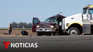 Accidente de tráfico en California deja al menos 13 muertos  Noticias Telemundo [upl. by Brenda351]