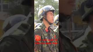 Kiểm soát quân sự kiểm tra quân nhân Military control checks military personnel [upl. by Wicks]