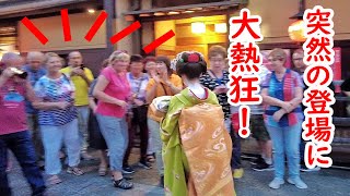 2023928 突然現れた美しい舞妓さんに 外国人観光客が熱狂！夜の祇園 美しい所作 舞妓さんのご挨拶にうっとり [upl. by Rosenkrantz331]