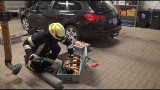 Feuerwehr QuickTipp Nr 17  Hebekissen im Praxiseinsatz  Person unter PKW [upl. by Reifel]