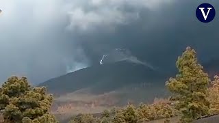 Logran captar un rayo volcánico sobre el cono principal en La Palma [upl. by Cline814]