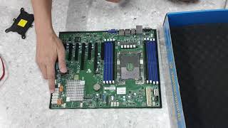 Intel Xeon Silver 4210 Supermicro X11SPLF Install Heatsink socket 3647 [upl. by Susy]