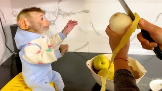 Monkey Puka wants to help Mom make Pear juice [upl. by Willmert]