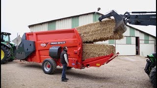 KUHN PRIMOR 15070 M  Pailleuse distributrice En action [upl. by Etteniotnna]