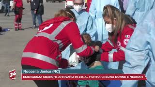 Roccella Jonica RC emergenza migranti arrivano in 345 al porto [upl. by Rivers]