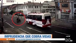 La imprudencia de un motociclista causa un accidente en Bogotá [upl. by Etessil601]