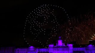 Capodanno Londra omaggia la Regina Elisabetta con un emozionante spettacolo di droni [upl. by Mosby680]