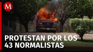 Normalistas vandalizan la 35 zona militar en Iguala tras mitin por los 43 desaparecidos [upl. by Emelia]