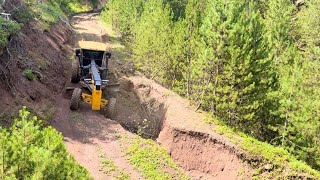 How the Legendary Machine JohnDeere 670gp Grader Crosses Huge Gaps johndeere motorgrader [upl. by Lacsap]