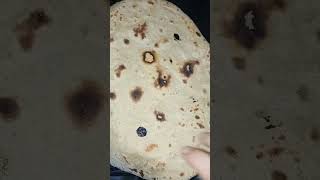 Gol roti bnany ka tarika pholka roti how to make roti chapati recipe food youtubeshorts [upl. by Llerral]