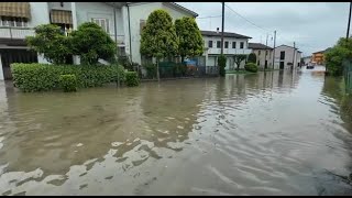 Maltempo in Veneto strade come fiumi nella bassa padovana [upl. by Kelula]