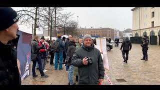 Journalist Knud Meldgaard udviser voldelig adfærd og sparker til koran ved fredelig demonstration [upl. by Janice158]