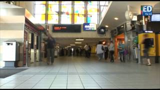 Reizigers op station Eindhoven [upl. by Assiruam]