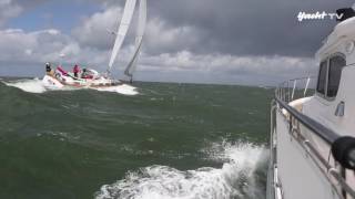 Raues Wetter Motorboot gegen Segelyacht bei Sturm [upl. by Ydarg482]