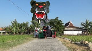 Barongan jenggot raksasa muncul saat jalanjalan [upl. by Arlen875]