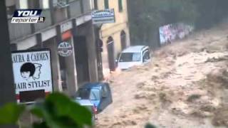 Genova alluvione del 4 novembre 2011 il Fereggiano esonda Uomo rischia la vita nella propria auto [upl. by De]