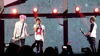 One Direction  Melbourne October 30 2013  Teenage Dirtbag with 5SOS [upl. by Furtek356]