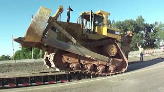 Unloading CAT D9R off the Lowboy [upl. by Nidnerb]