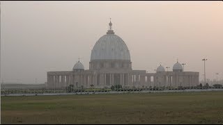 La basilique NotreDame de la paix Yamoussoukro  Côte d’Ivoire [upl. by Nit]