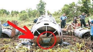 UN HOMME TROUVE UN AVION CACHÉ DANS LA JUNGLE ET PREND UNE TRÈS BONNE DÉCISION [upl. by Healion]