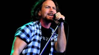 Pearl Jam  Sittin on the dock of the bay  Otis redding cover [upl. by Kcirdla]