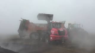 Epandage de composte dans le brouillard  Fendt 939 black  épandeur Dangreville  ETA La Louvière [upl. by Bahner]