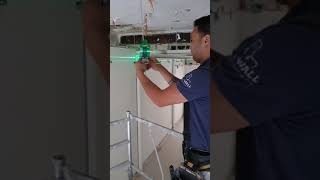 Usa del laser para nivelar techo colgante Drywall [upl. by Ellenwahs744]