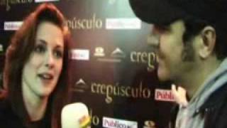 Kristen Stewart Los 40 Principales tratando de hablar español [upl. by Buck945]