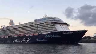 Mein Schiff 4  Hafen Hamburg Landungsbrücken  Schiffshorn [upl. by Button]