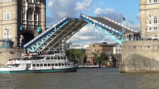 Un barco pasa por el Puente de la Torre de Londres [upl. by Issac]