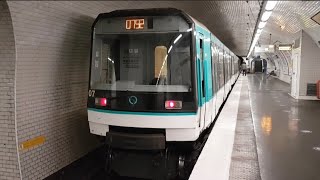 MF88  Arrêt à la station Botzaris sur la ligne 7bis du métro parisien [upl. by Stockwell]