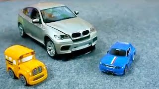 Coches de carreras para niños  BMW  Speedy y Bussy [upl. by Noevad]