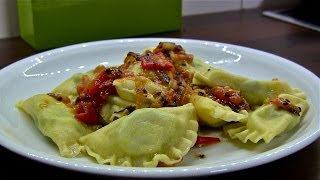 RavioliTeigtaschen in Tomatensauce mit FleischfüllungItalienische Teigtaschen [upl. by Onibla]