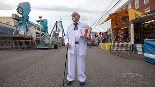 quotPeople love the Colonelquot Kentucky Festival hosts Col Sanders lookalike contest [upl. by Saville]