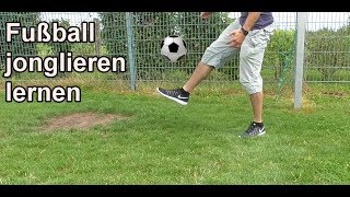 Fußball jonglieren lernen für Anfänger  Ball hochhalten üben  trainieren – Anleitung  Tutorial ⚽ [upl. by Uyr]