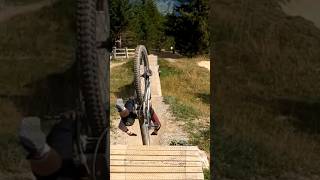 Was man im Bikepark nicht machen sollte 😂 grunismtbcorner mtb shorts fails mtbcrash mtbfails [upl. by Ettenoj]