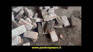 Paoloni machine cleaning reclaimed old bricks [upl. by Coward]