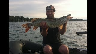 Pêche du brochet  Petit leurre mais gros poisson [upl. by Westney]