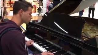 Fiumicino ragazzo di Ardea incanta laeroporto al pianoforte VIDEO [upl. by Amliv]