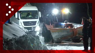 Camion bloccati nella neve trattori intervengono per trainarli [upl. by Kcirnek]