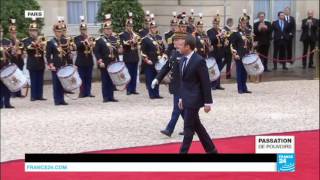 Passation de pouvoirs  Emmanuel Macron accueilli par François Hollande à lElysée [upl. by Costello]